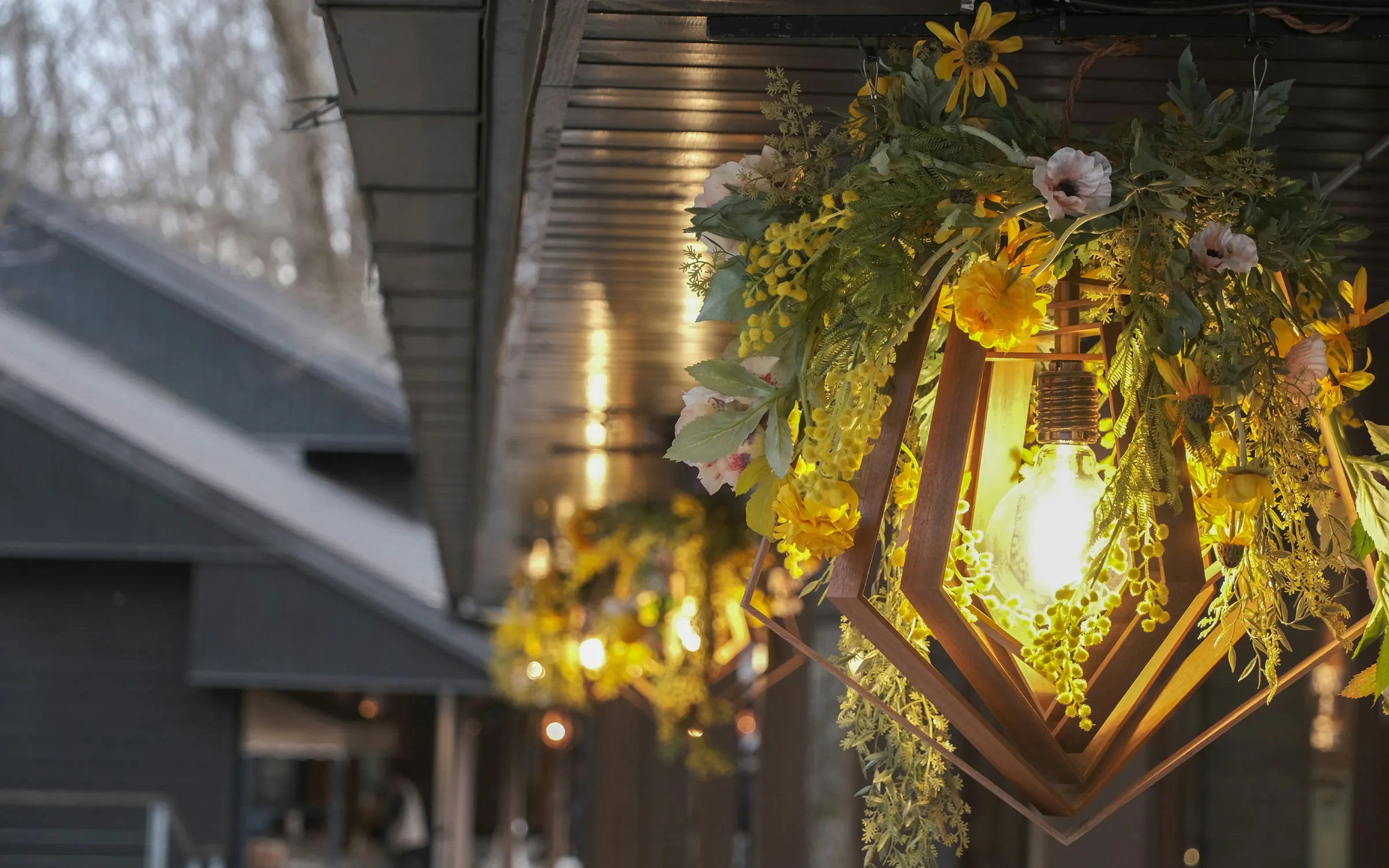 軽井沢・ハルニレテラスの暖かな灯りと花装飾の写真